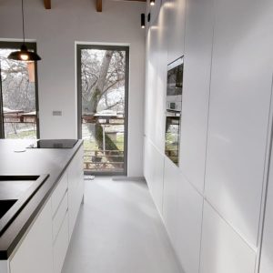 Kuchyňa v bielom prevedení so striekanými dvierkami AREDO - TRIVO interiors
