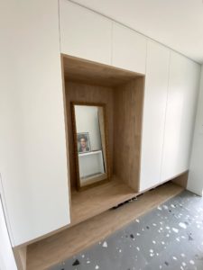 Biele hladké striekané dielce AREDO použité na vstavanej skrini - TRIVO interiors